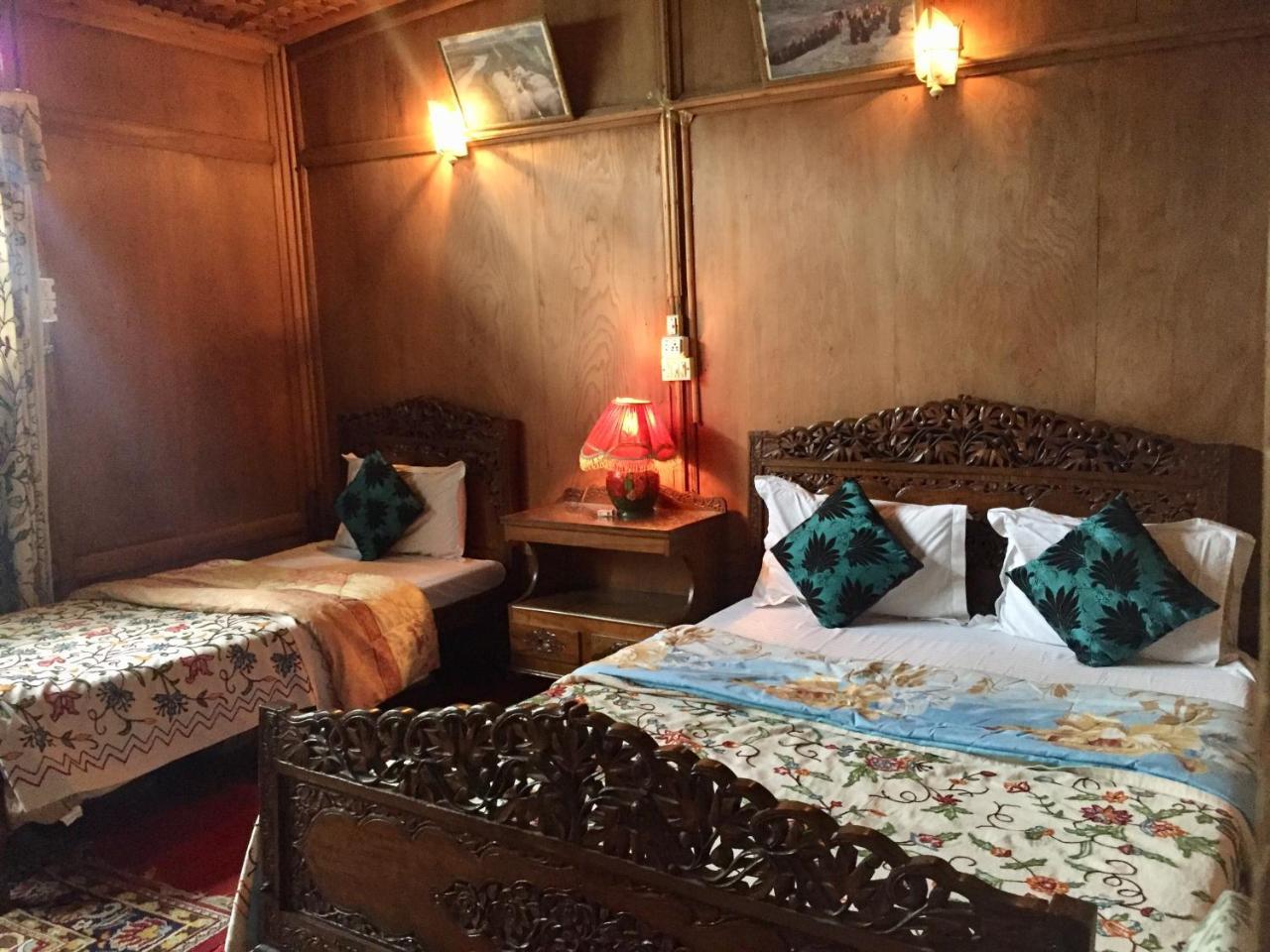 New Sea Palace Houseboats 4*