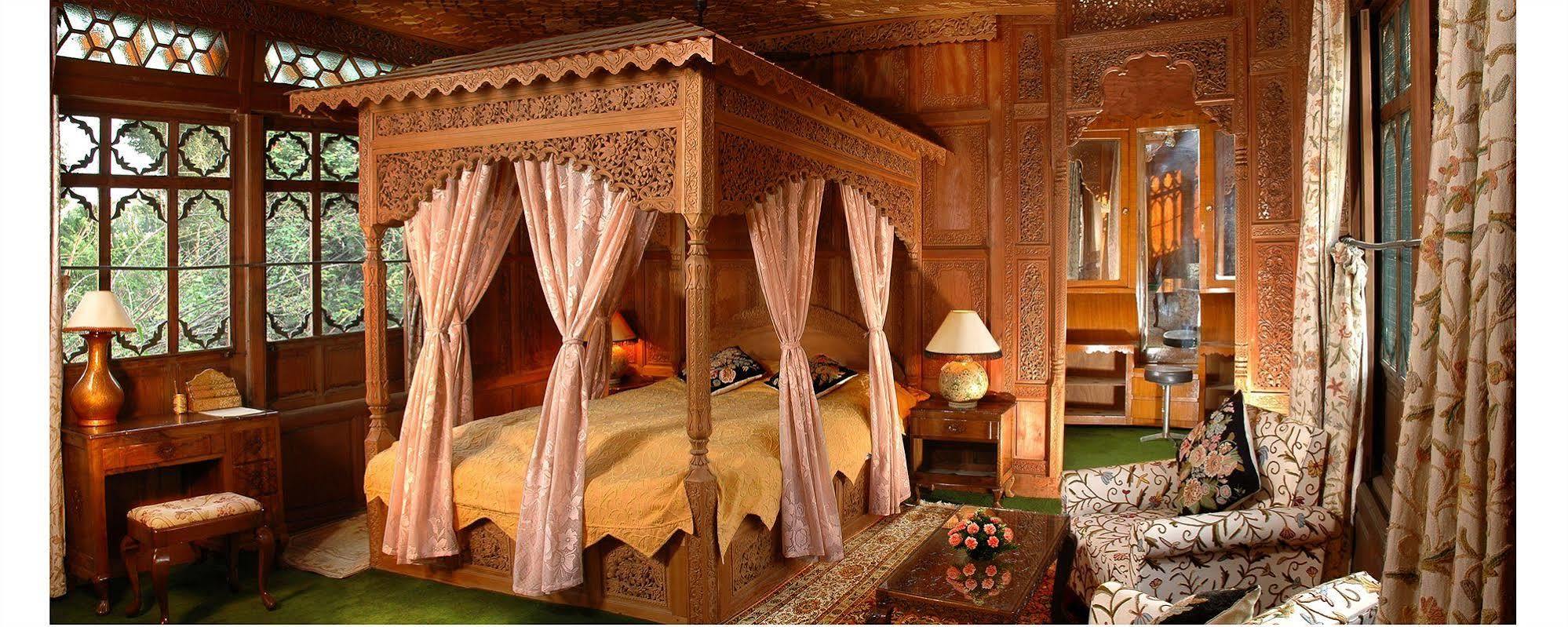 Welcomheritage Gurkha Houseboats Hotel
