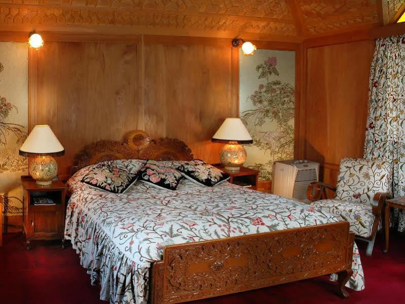 Hotel Welcomheritage Gurkha Houseboats Srinagar (Jammu and Kashmir)