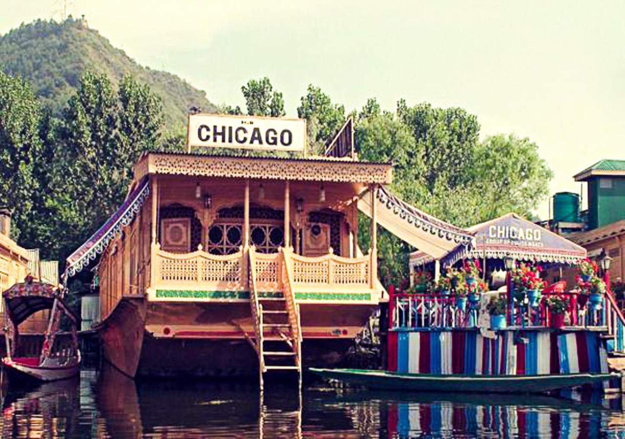 Botel Chicago Group Of Houseboats