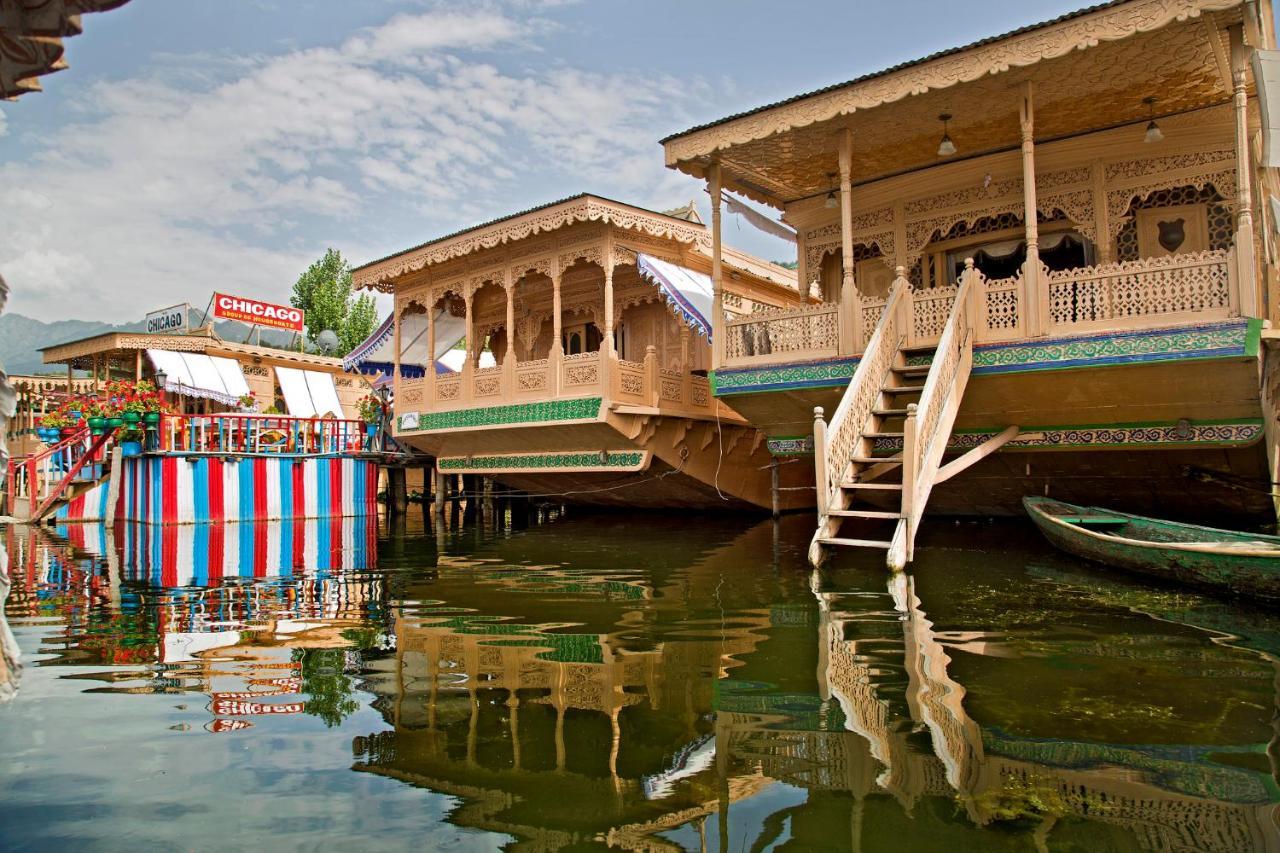 Chicago Group Of Houseboats Botel