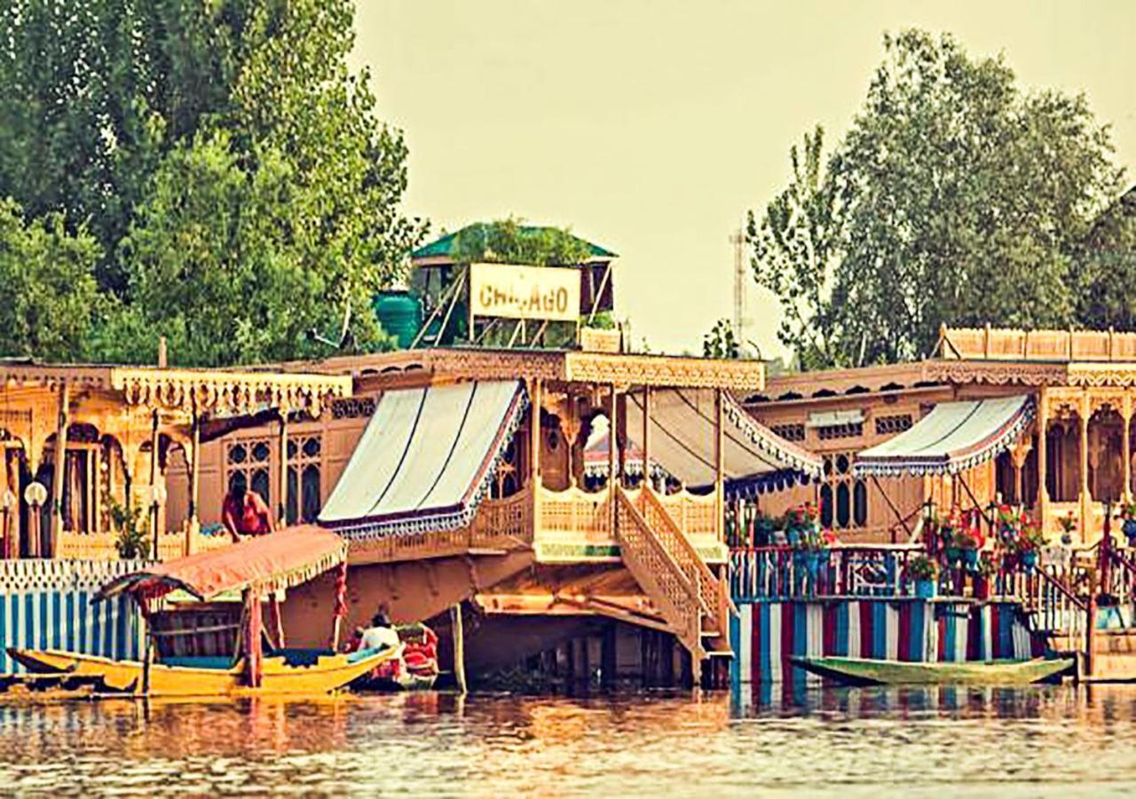 Chicago Group Of Houseboats Botel