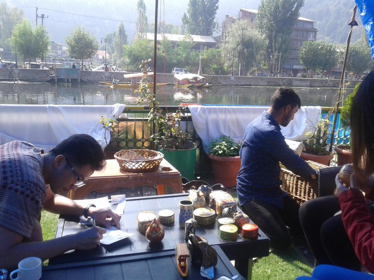 S Group Of Houseboat Botel 4*