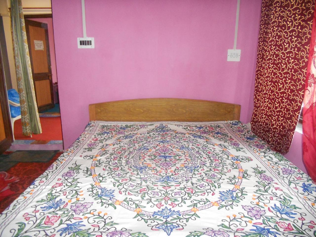 Alamdar Guest house *