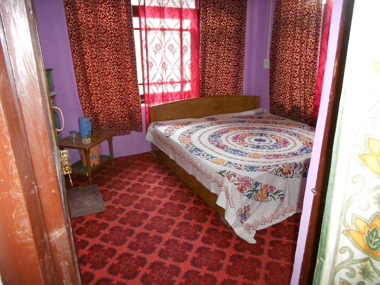 Alamdar * Srinagar (Jammu and Kashmir)