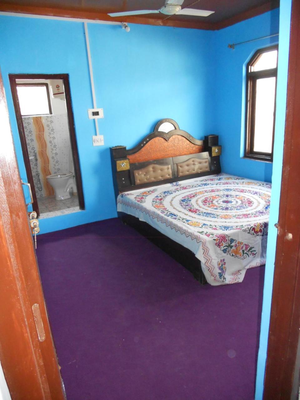 Alamdar * Srinagar (Jammu and Kashmir)