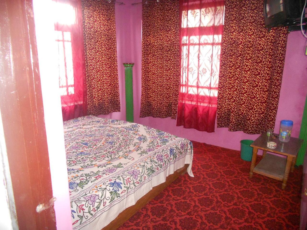 Alamdar Guest house Srinagar (Jammu and Kashmir)