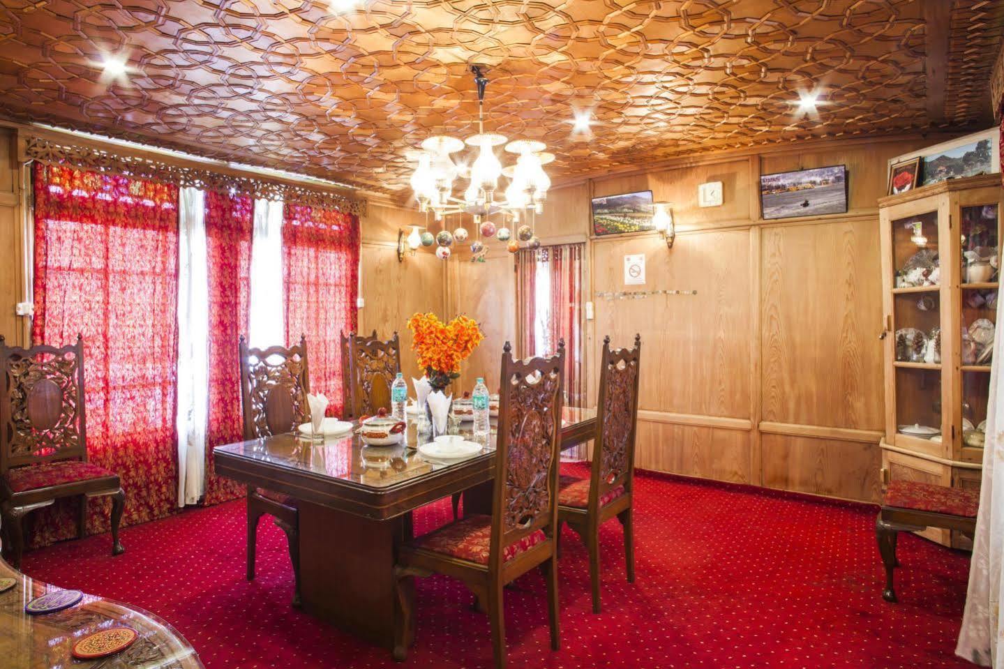 Botel Badyari Palace Group Of Houseboat Srinagar (Jammu and Kashmir)