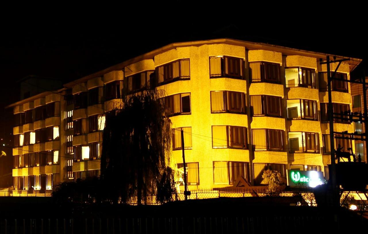 Hotel Welcome At Dal Srinagar (Jammu and Kashmir)