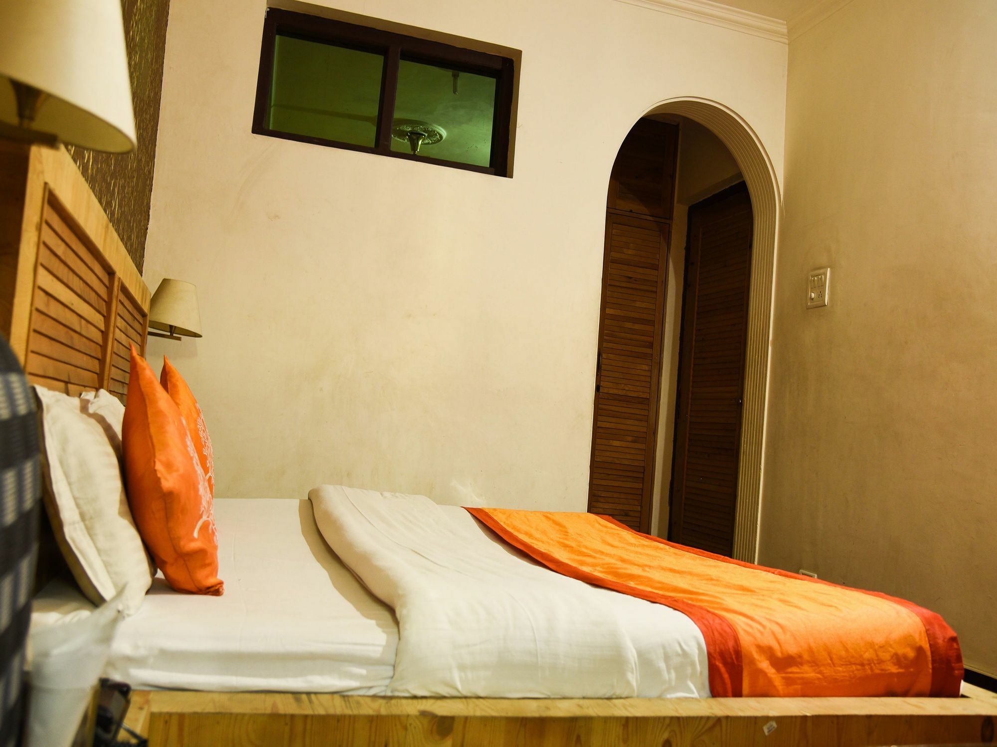 Oyo 13099 Lavilla Hotel Srinagar (Jammu and Kashmir)