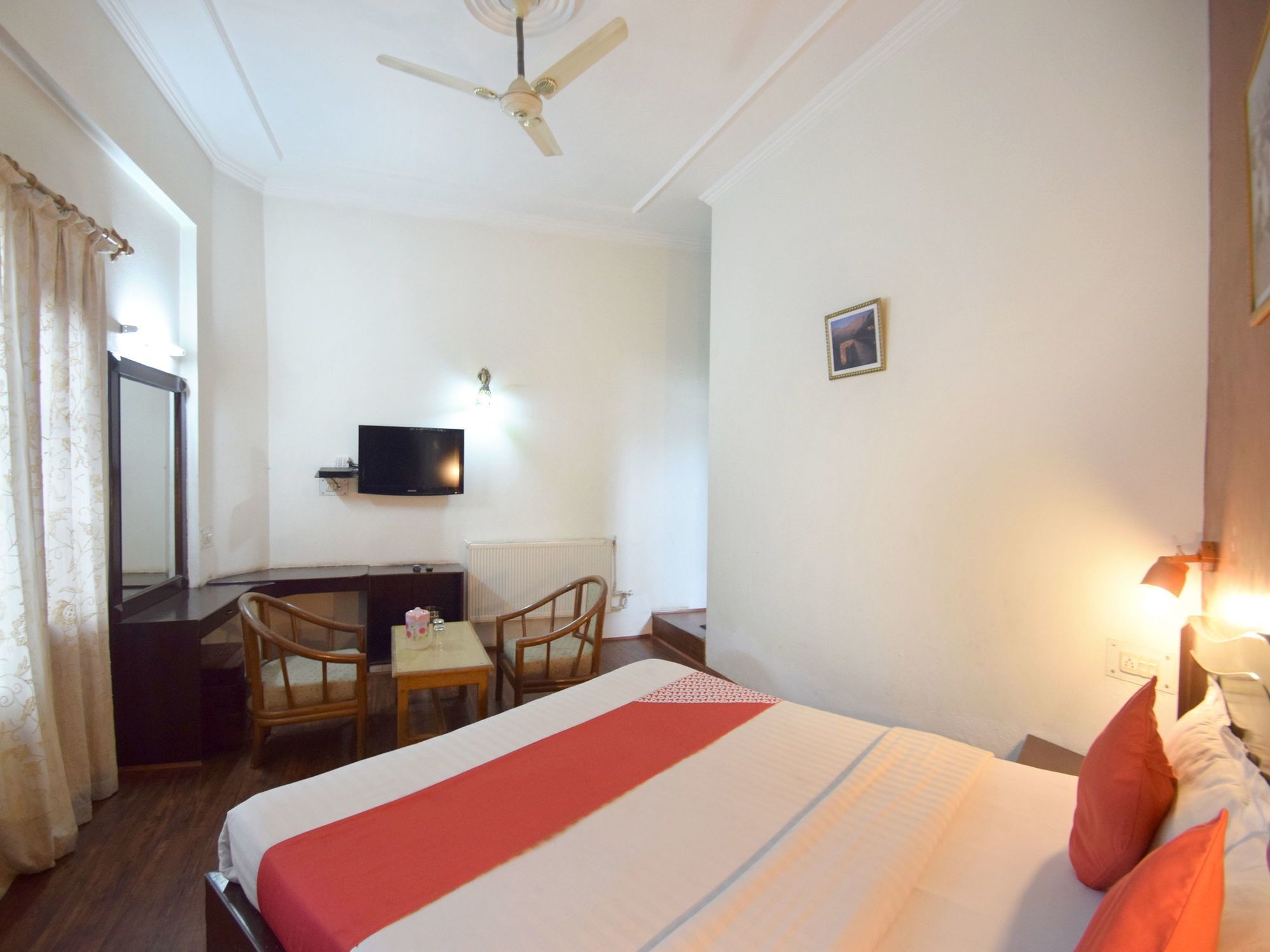 Oyo 4642 Nishat View Hotel Srinagar (Jammu and Kashmir)