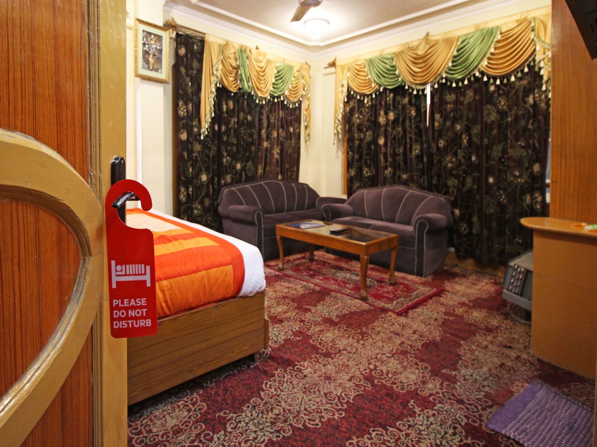 Oyo 4694 Plaza Srinagar (Jammu and Kashmir)