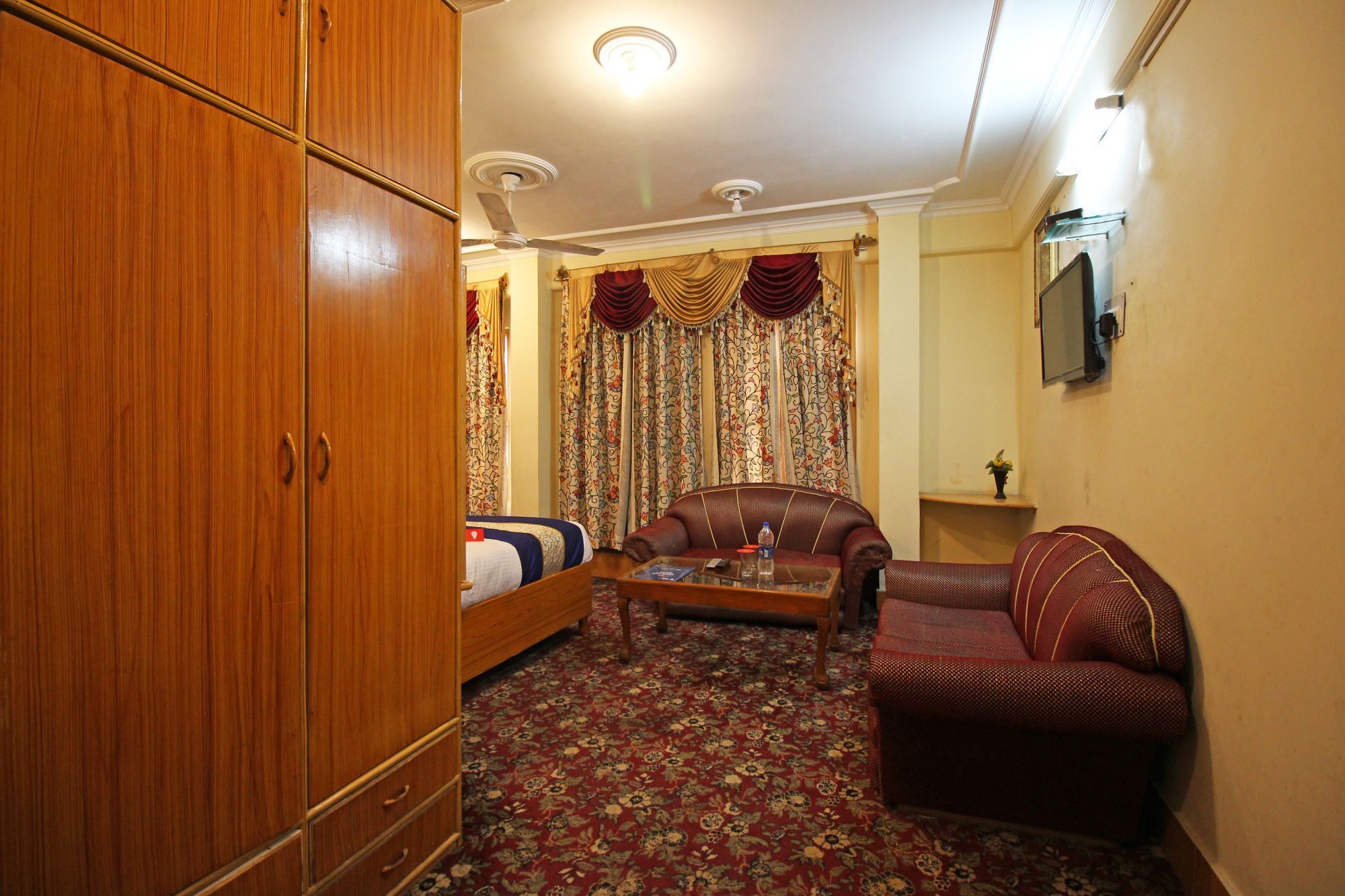 Hotel Oyo 4694 Plaza Srinagar (Jammu and Kashmir)