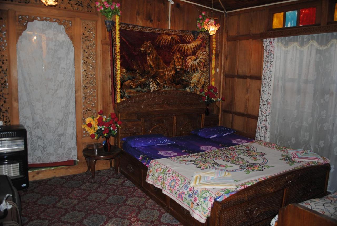 Houseboat Zaindari Palace 4* Srinagar (Jammu and Kashmir)