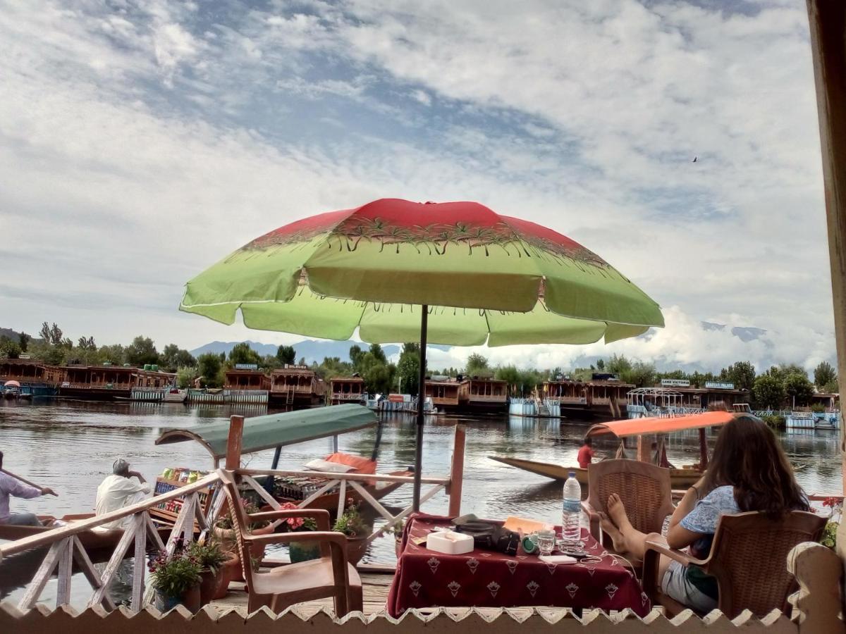 The Quebec Houseboats Hotel