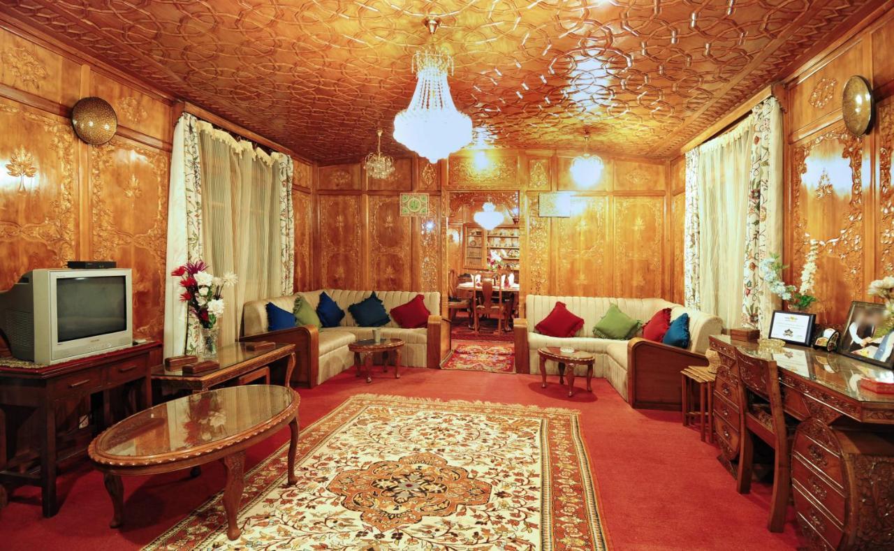 Triumph Houseboats 4*