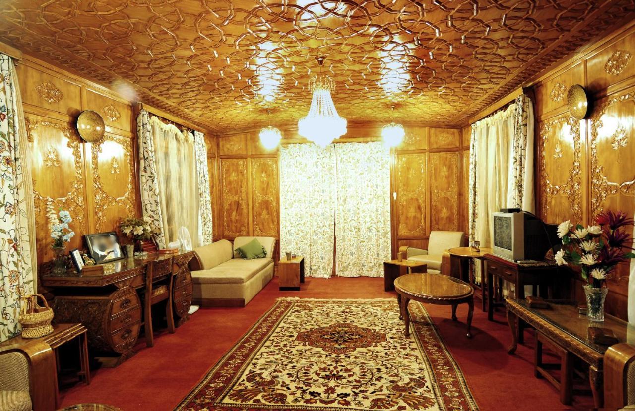 Triumph Houseboats Hotel
