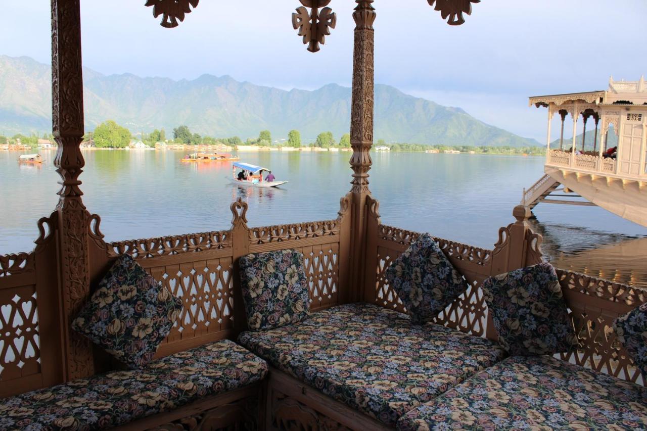 Triumph Houseboats 4*