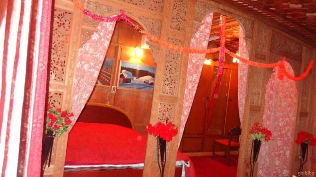 The Heritage Group Of Houseboats Botel
