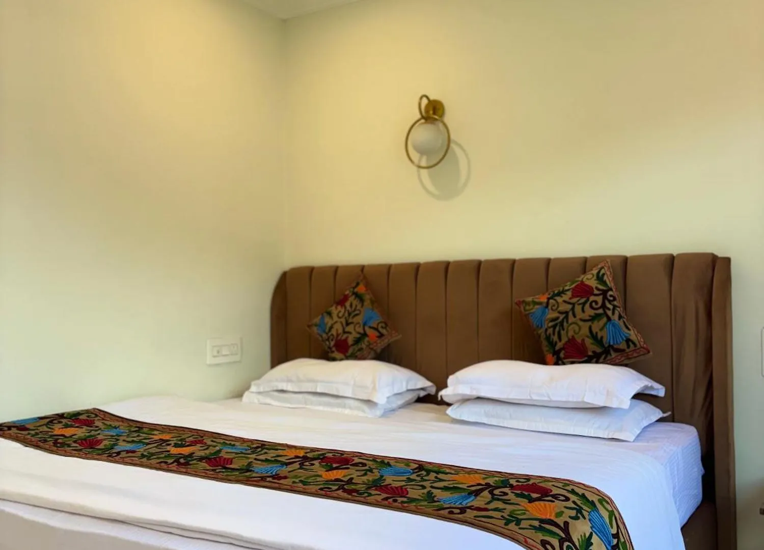 Expert Picks: Best Hotels in Dal Lake Srinagar (Jammu and Kashmir)