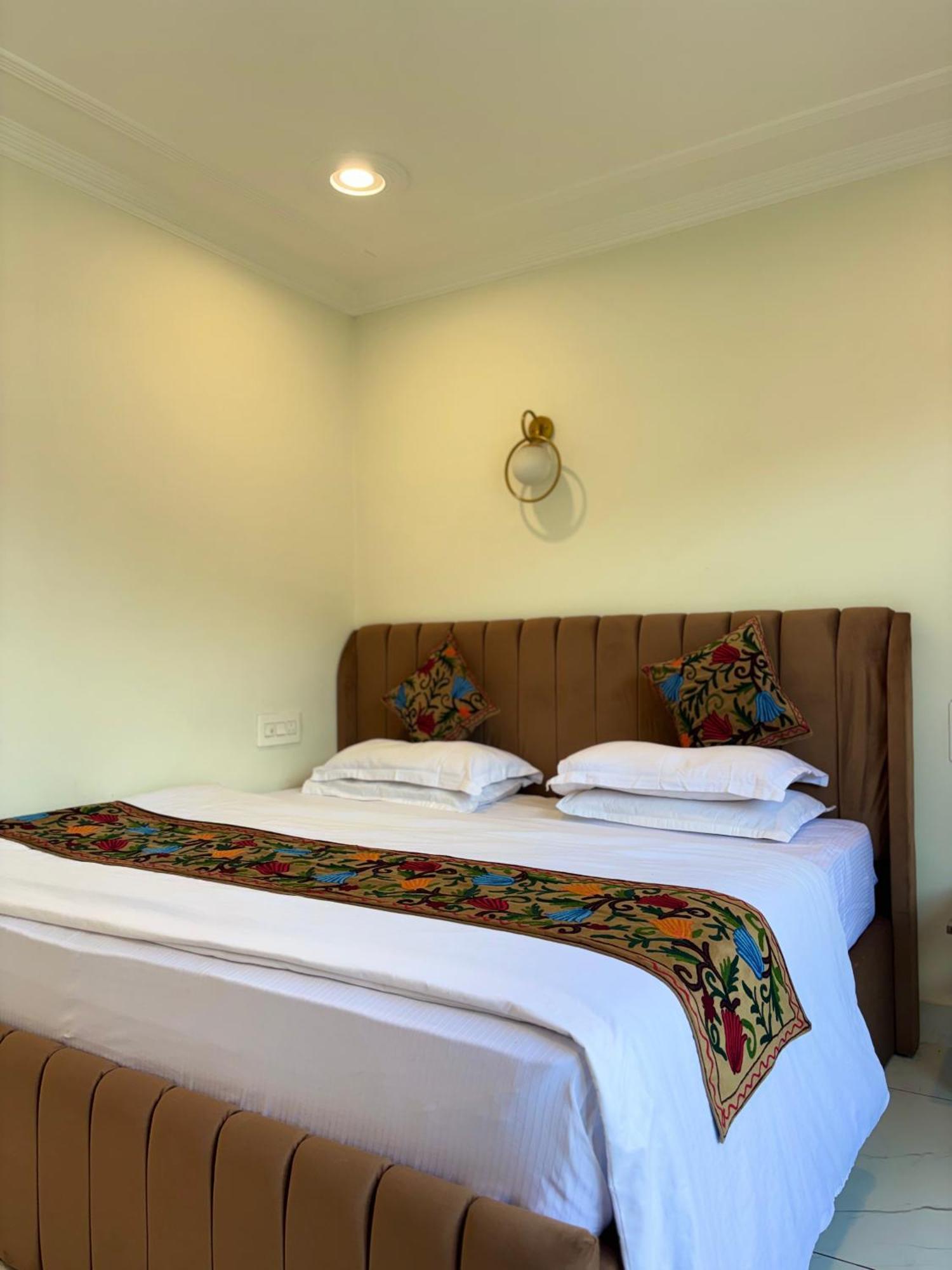 Expert Picks: Best Hotels in Dal Lake Srinagar (Jammu and Kashmir)